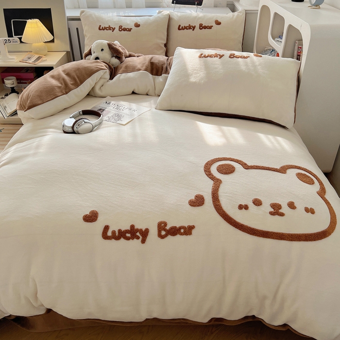 91家纺网 家纺一手货源 找家纺 雅居纺家纺 2025新款加厚牛奶绒毛巾绣卡通四件套 Luck Bear
