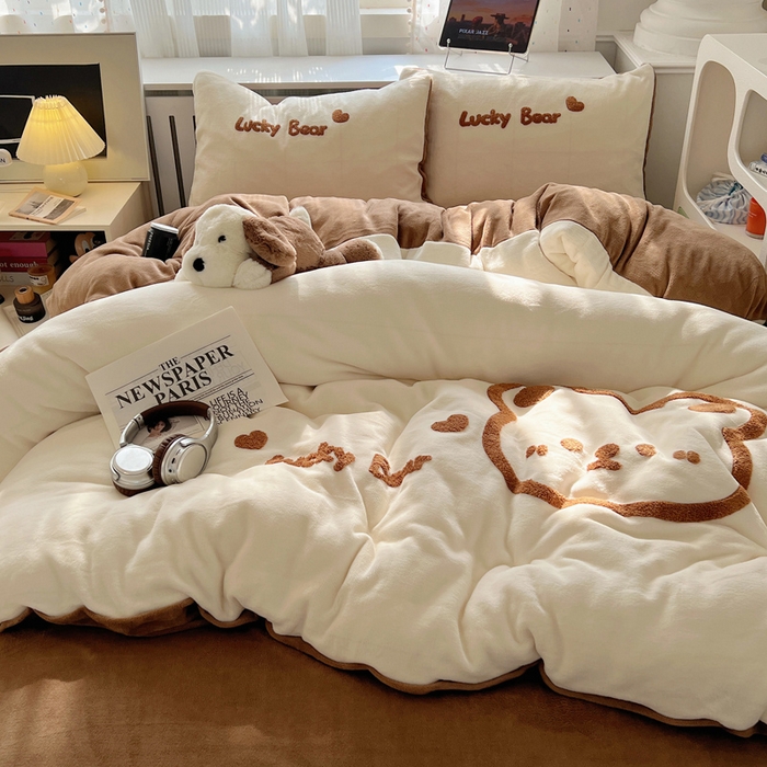 91家纺网 家纺一手货源 找家纺 雅居纺家纺 2025新款加厚牛奶绒毛巾绣卡通四件套 Luck Bear