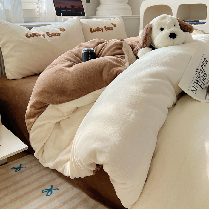 91家纺网 家纺一手货源 找家纺 雅居纺家纺 2025新款加厚牛奶绒毛巾绣卡通四件套 Luck Bear