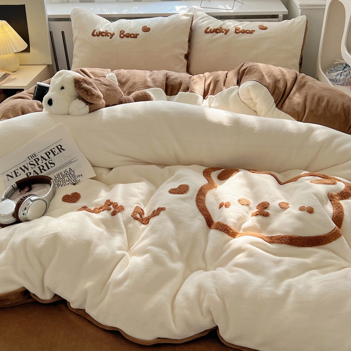 91家纺网 家纺一手货源 找家纺 雅居纺家纺 2025新款加厚牛奶绒毛巾绣卡通四件套 Luck Bear