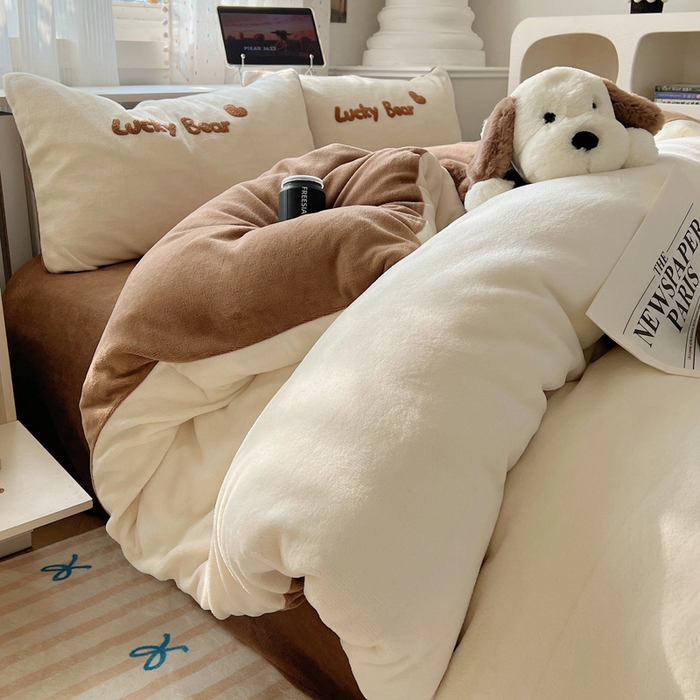 91家纺网 家纺一手货源 找家纺 雅居纺家纺 2025新款加厚牛奶绒毛巾绣卡通四件套 Luck Bear