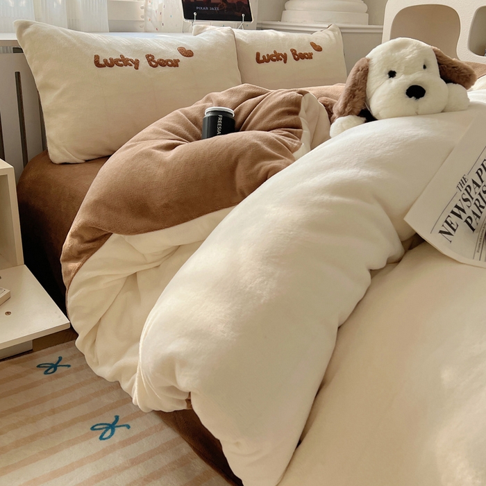 91家纺网 家纺一手货源 找家纺 雅居纺家纺 2025新款加厚牛奶绒毛巾绣卡通四件套 Luck Bear