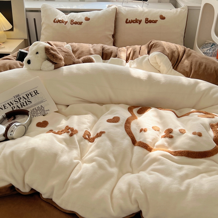 91家纺网 家纺一手货源 找家纺 雅居纺家纺 2025新款加厚牛奶绒毛巾绣卡通四件套 Luck Bear