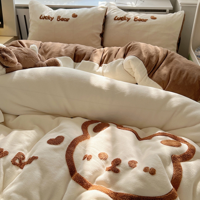 91家纺网 家纺一手货源 找家纺 雅居纺家纺 2025新款加厚牛奶绒毛巾绣卡通四件套 Luck Bear