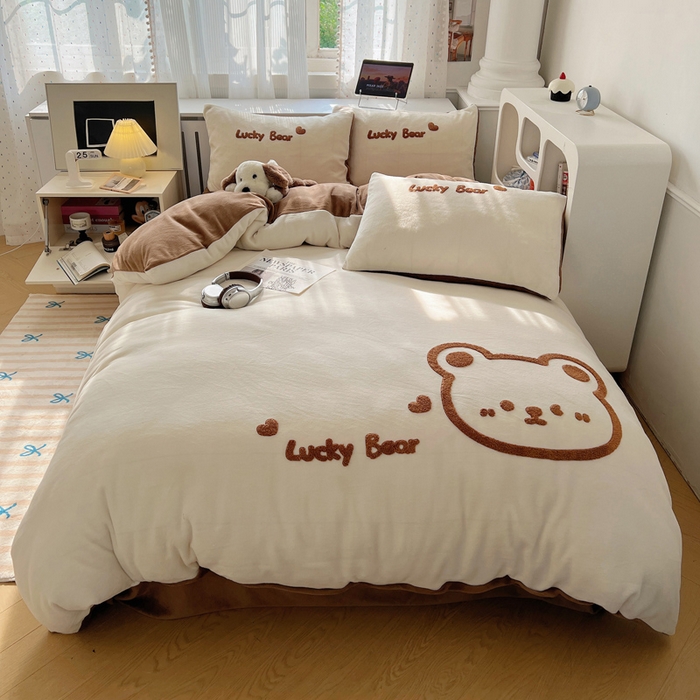 雅居纺家纺 2025新款加厚牛奶绒毛巾绣卡通四件套 Luck Bear