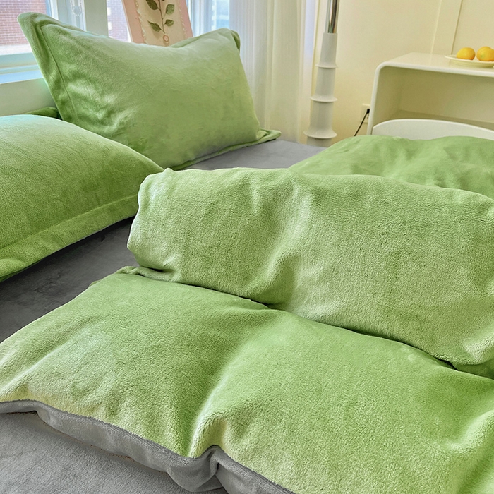 91家纺网 家纺一手货源 找家纺 富馨莱 2025新款牛奶绒纯色双拼被套 双拼果绿+绅士灰