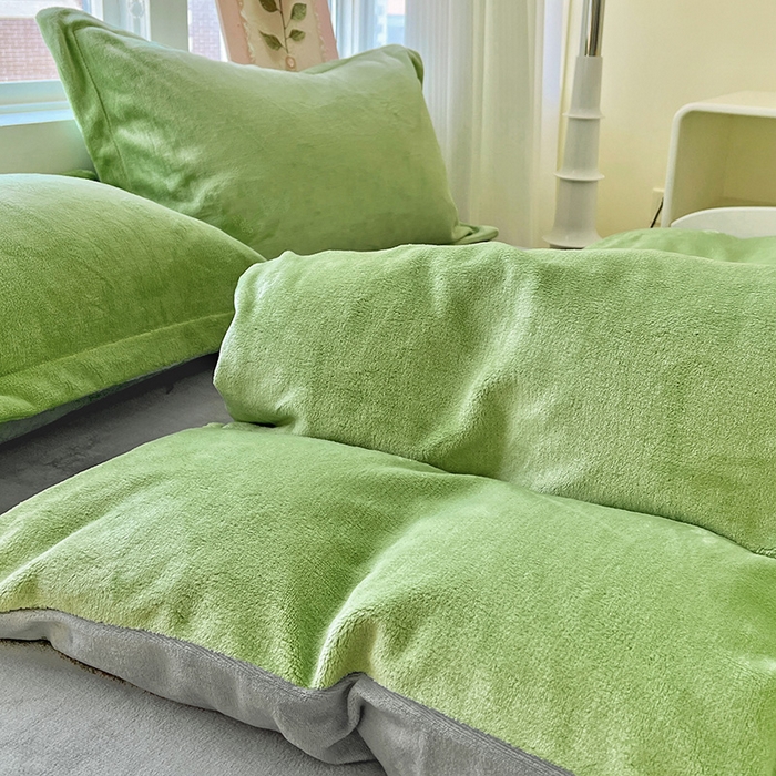 91家纺网 家纺一手货源 找家纺 富馨莱 2025新款牛奶绒纯色双拼被套 双拼果绿+绅士灰