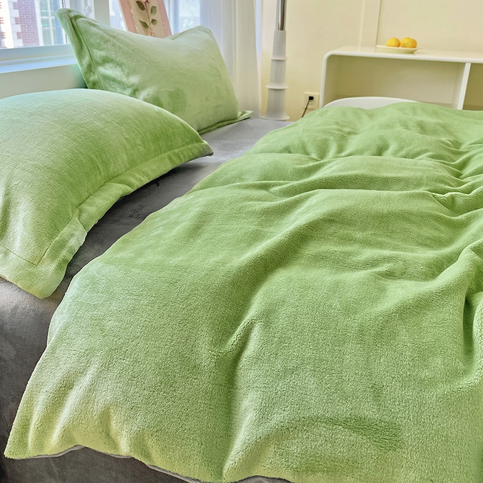 91家纺网 家纺一手货源 找家纺 富馨莱 2025新款牛奶绒纯色双拼被套 双拼果绿+绅士灰