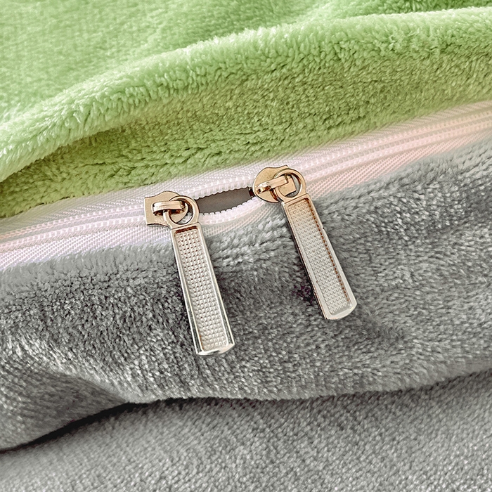 91家纺网 家纺一手货源 找家纺 富馨莱 2025新款牛奶绒纯色双拼被套 双拼果绿+绅士灰