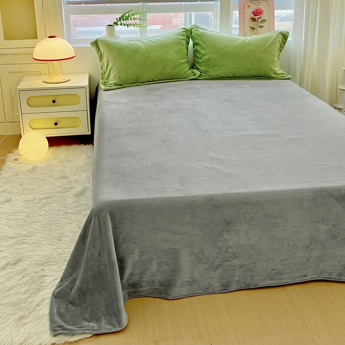 91家纺网 家纺一手货源 找家纺 富馨莱 2025新款牛奶绒纯色双拼被套 双拼果绿+绅士灰