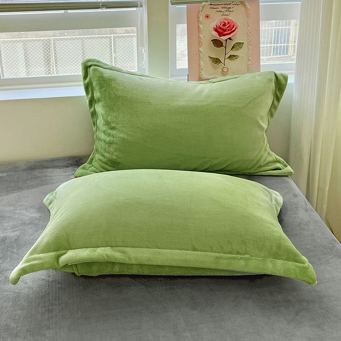 91家纺网 家纺一手货源 找家纺 富馨莱 2025新款牛奶绒纯色双拼被套 双拼果绿+绅士灰