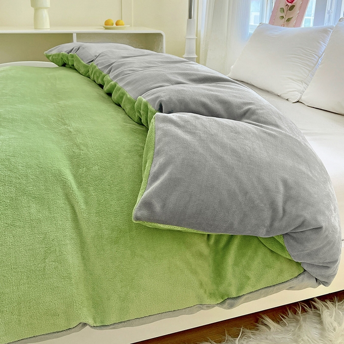 91家纺网 家纺一手货源 找家纺 富馨莱 2025新款牛奶绒纯色双拼被套 双拼果绿+绅士灰