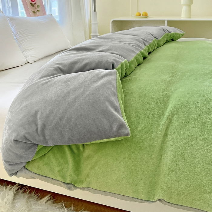 91家纺网 家纺一手货源 找家纺 富馨莱 2025新款牛奶绒纯色双拼被套 双拼果绿+绅士灰