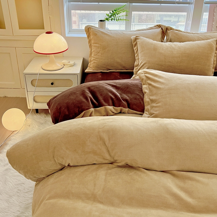 91家纺网 家纺一手货源 找家纺 富馨莱 2025新款牛奶绒纯色双拼被套 双拼卡其+奶咖