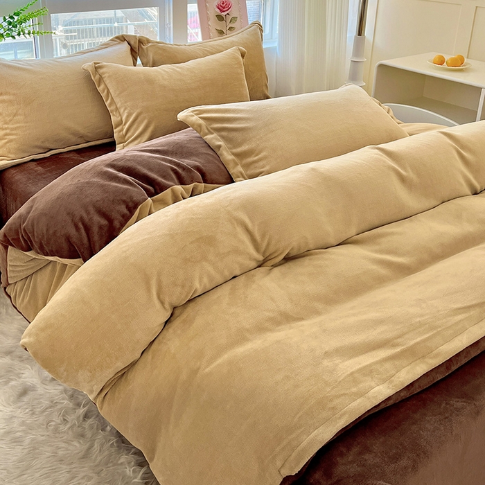 91家纺网 家纺一手货源 找家纺 富馨莱 2025新款牛奶绒纯色双拼被套 双拼卡其+奶咖