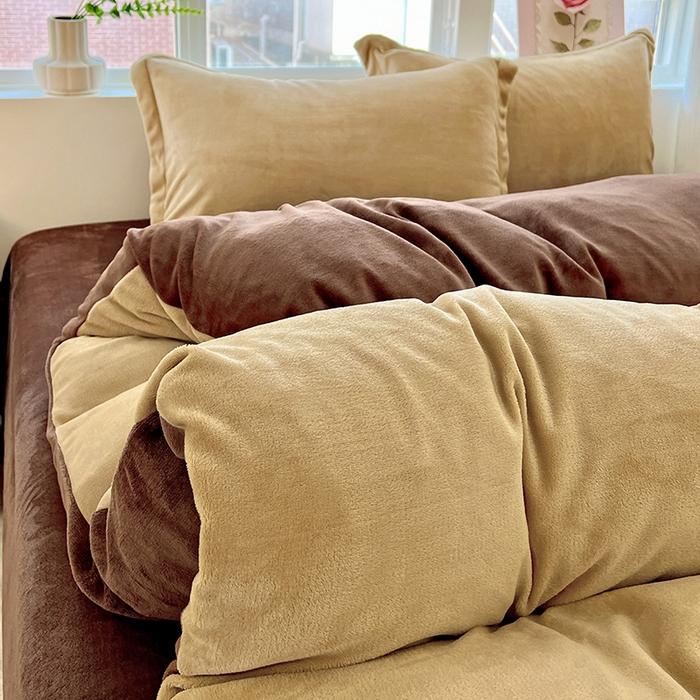 91家纺网 家纺一手货源 找家纺 富馨莱 2025新款牛奶绒纯色双拼被套 双拼卡其+奶咖