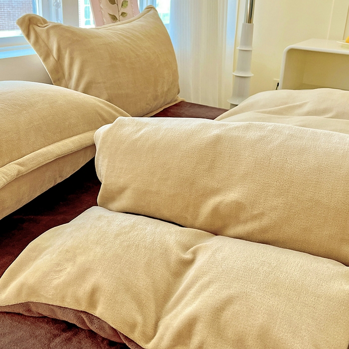 91家纺网 家纺一手货源 找家纺 富馨莱 2025新款牛奶绒纯色双拼被套 双拼卡其+奶咖