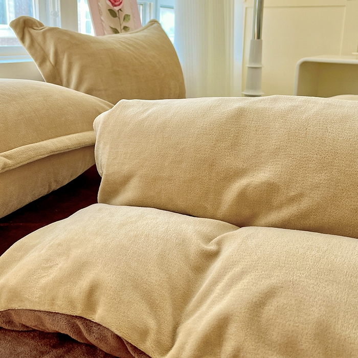 91家纺网 家纺一手货源 找家纺 富馨莱 2025新款牛奶绒纯色双拼被套 双拼卡其+奶咖