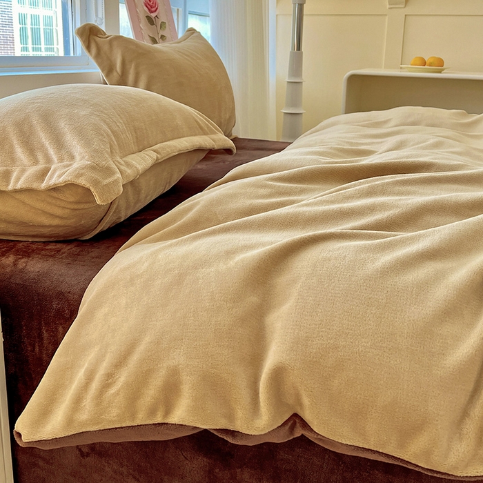 91家纺网 家纺一手货源 找家纺 富馨莱 2025新款牛奶绒纯色双拼被套 双拼卡其+奶咖