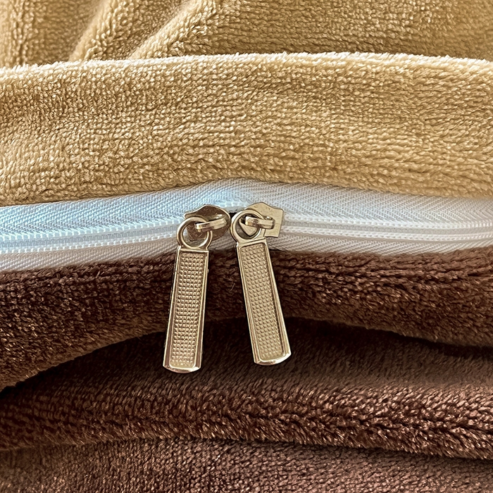 91家纺网 家纺一手货源 找家纺 富馨莱 2025新款牛奶绒纯色双拼被套 双拼卡其+奶咖