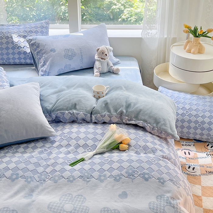 91家纺网 家纺一手货源 找家纺 雅居纺家纺 2025新款立体雕花牛奶绒四件套-幸运花系列 幸运花-蓝