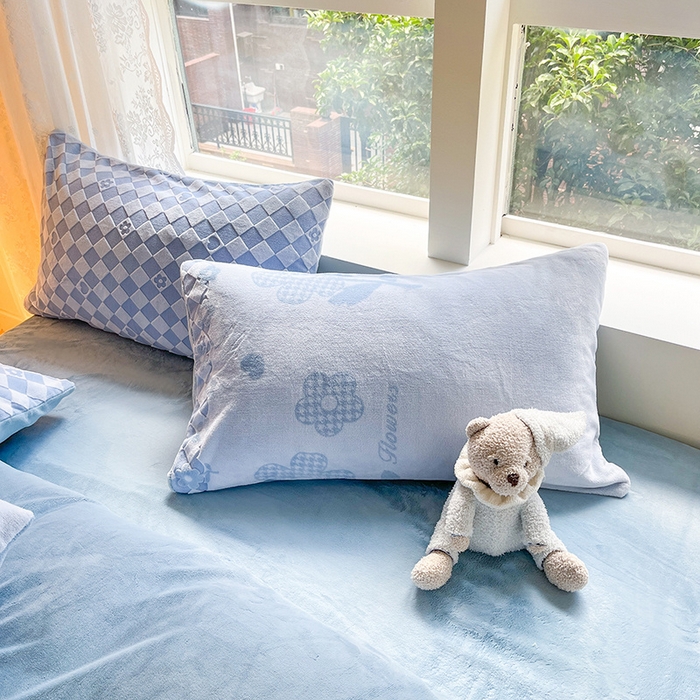 91家纺网 家纺一手货源 找家纺 雅居纺家纺 2025新款立体雕花牛奶绒四件套-幸运花系列 幸运花-蓝