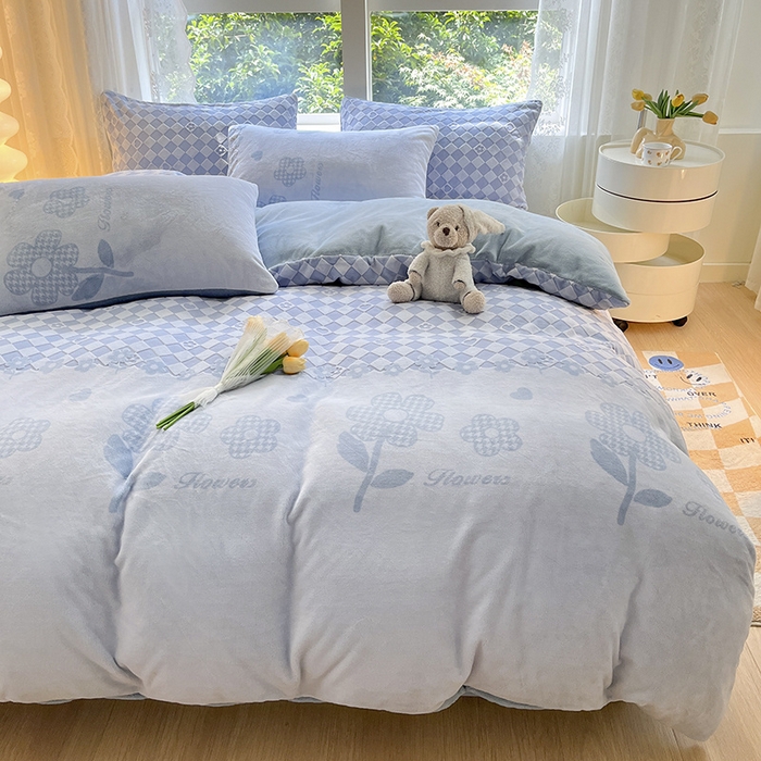 91家纺网 家纺一手货源 找家纺 雅居纺家纺 2025新款立体雕花牛奶绒四件套-幸运花系列 幸运花-蓝