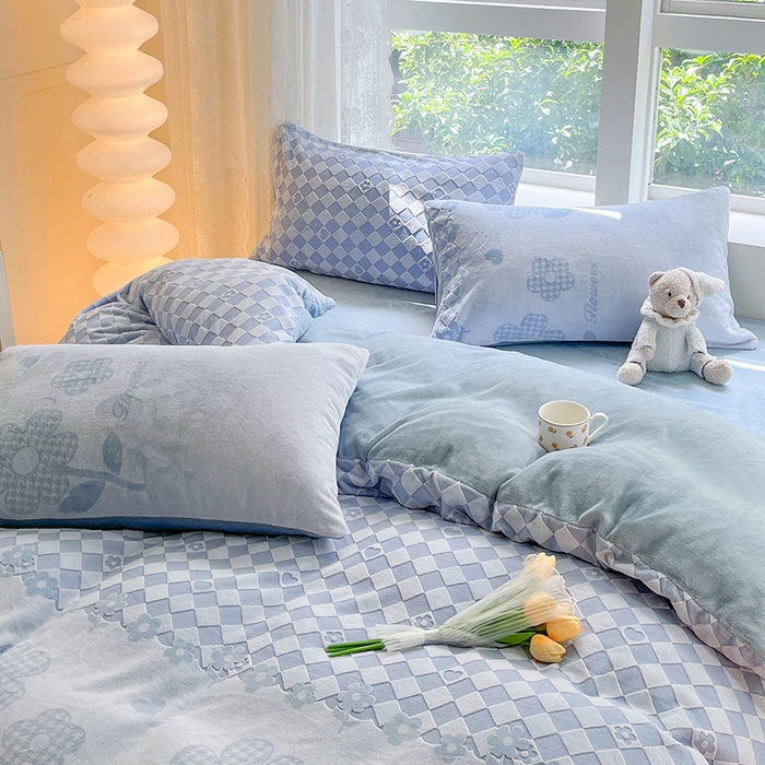 91家纺网 家纺一手货源 找家纺 雅居纺家纺 2025新款立体雕花牛奶绒四件套-幸运花系列 幸运花-蓝