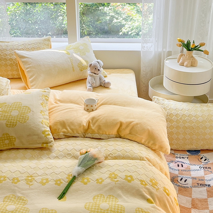 91家纺网 家纺一手货源 找家纺 雅居纺家纺 2025新款立体雕花牛奶绒四件套-幸运花系列 幸运花-米黄