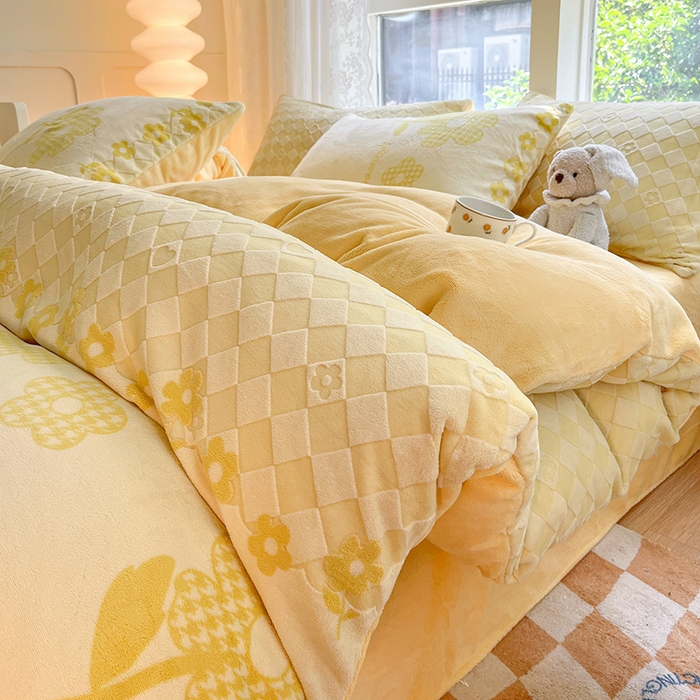 91家纺网 家纺一手货源 找家纺 雅居纺家纺 2025新款立体雕花牛奶绒四件套-幸运花系列 幸运花-米黄