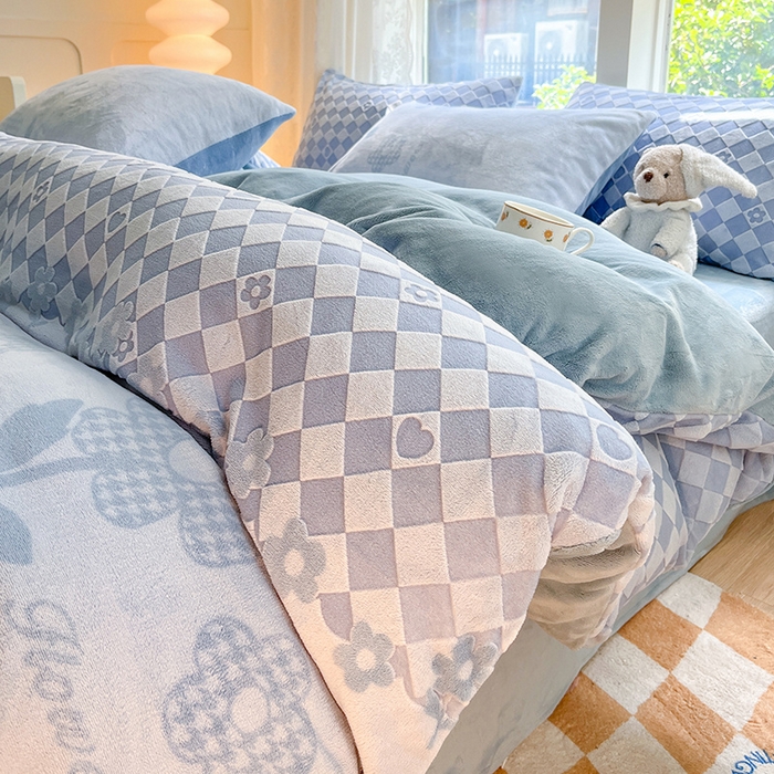 91家纺网 家纺一手货源 找家纺 雅居纺家纺 2025新款立体雕花牛奶绒四件套-幸运花系列 幸运花-蓝