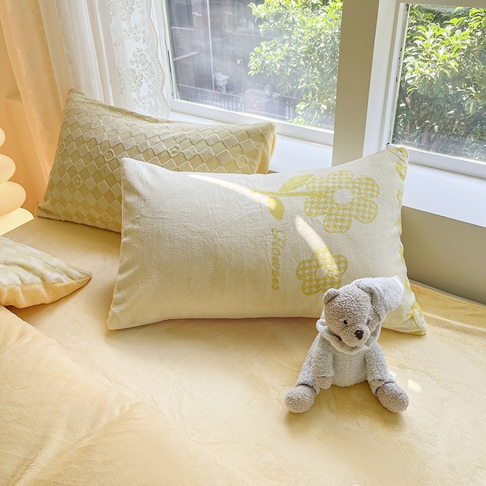 91家纺网 家纺一手货源 找家纺 雅居纺家纺 2025新款立体雕花牛奶绒四件套-幸运花系列 幸运花-米黄