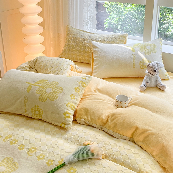 91家纺网 家纺一手货源 找家纺 雅居纺家纺 2025新款立体雕花牛奶绒四件套-幸运花系列 幸运花-米黄