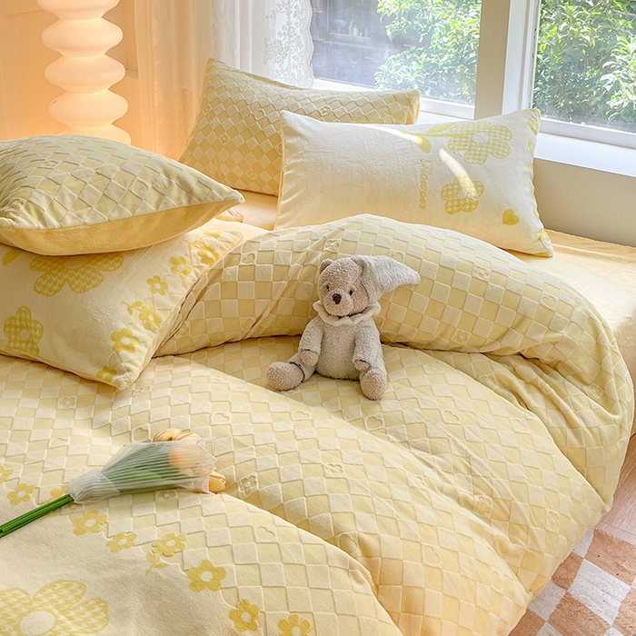 91家纺网 家纺一手货源 找家纺 雅居纺家纺 2025新款立体雕花牛奶绒四件套-幸运花系列 幸运花-米黄