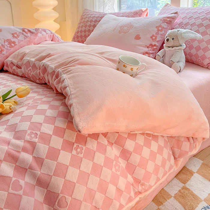 91家纺网 家纺一手货源 找家纺 雅居纺家纺 2025新款立体雕花牛奶绒四件套-幸运花系列 幸运花-粉