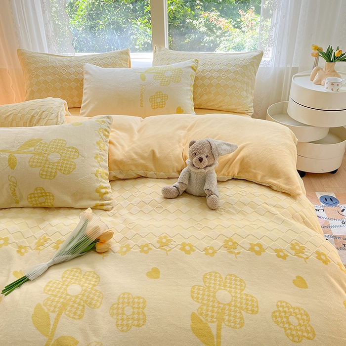 91家纺网 家纺一手货源 找家纺 雅居纺家纺 2025新款立体雕花牛奶绒四件套-幸运花系列 幸运花-米黄