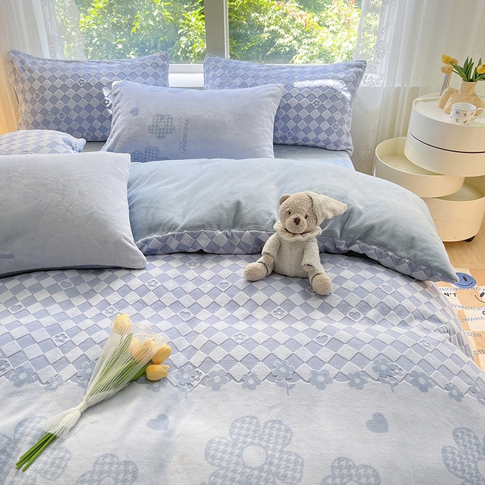 91家纺网 家纺一手货源 找家纺 雅居纺家纺 2025新款立体雕花牛奶绒四件套-幸运花系列 幸运花-蓝