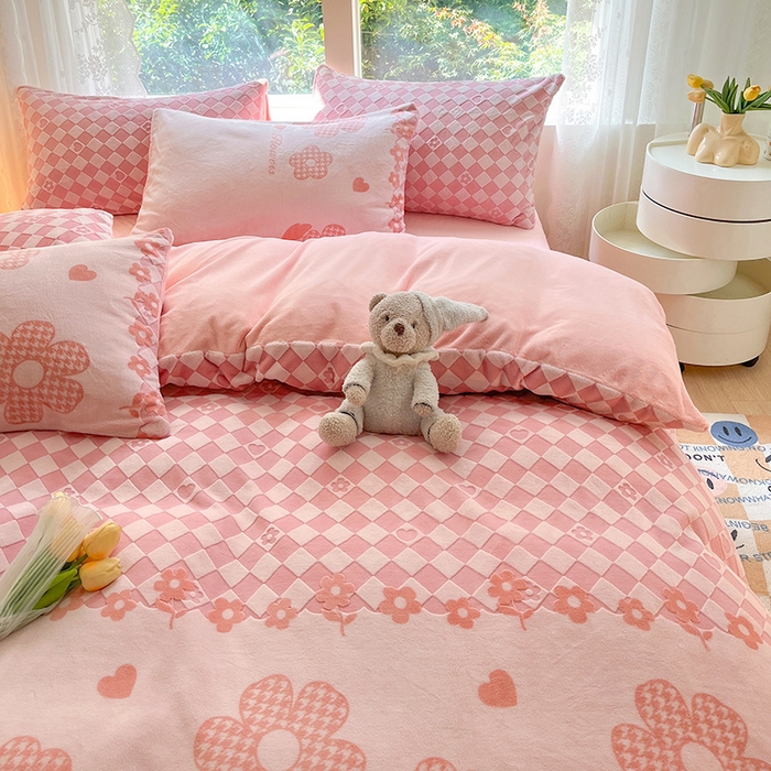 91家纺网 家纺一手货源 找家纺 雅居纺家纺 2025新款立体雕花牛奶绒四件套-幸运花系列 幸运花-粉