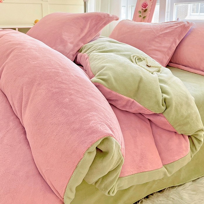 91家纺网 家纺一手货源 找家纺 富馨莱 2025新款牛奶绒纯色双拼被套 双拼蜜桃粉+奶油绿