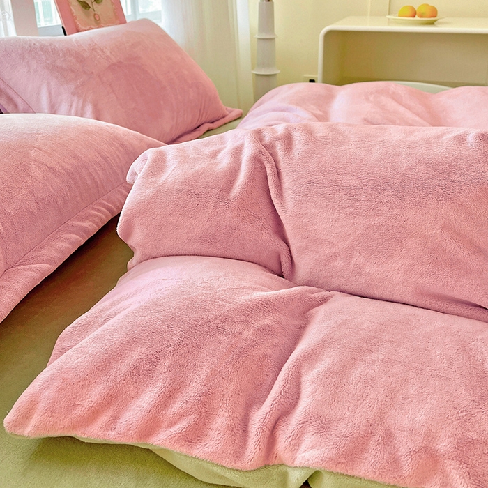 91家纺网 家纺一手货源 找家纺 富馨莱 2025新款牛奶绒纯色双拼被套 双拼蜜桃粉+奶油绿