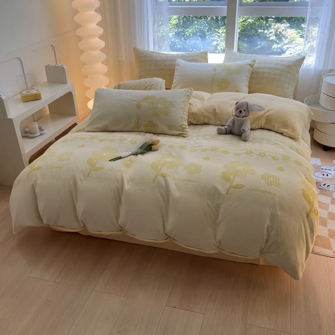 91家纺网 家纺一手货源 找家纺 雅居纺家纺 2025新款立体雕花牛奶绒四件套-幸运花系列 幸运花-米黄