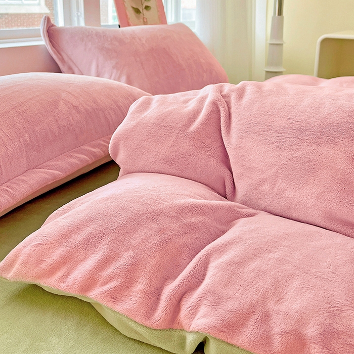 91家纺网 家纺一手货源 找家纺 富馨莱 2025新款牛奶绒纯色双拼被套 双拼蜜桃粉+奶油绿