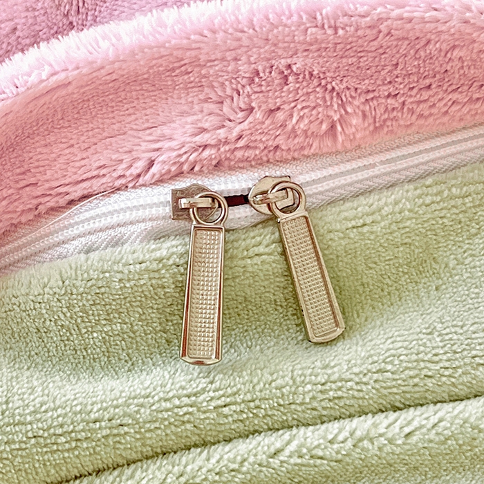 91家纺网 家纺一手货源 找家纺 富馨莱 2025新款牛奶绒纯色双拼被套 双拼蜜桃粉+奶油绿