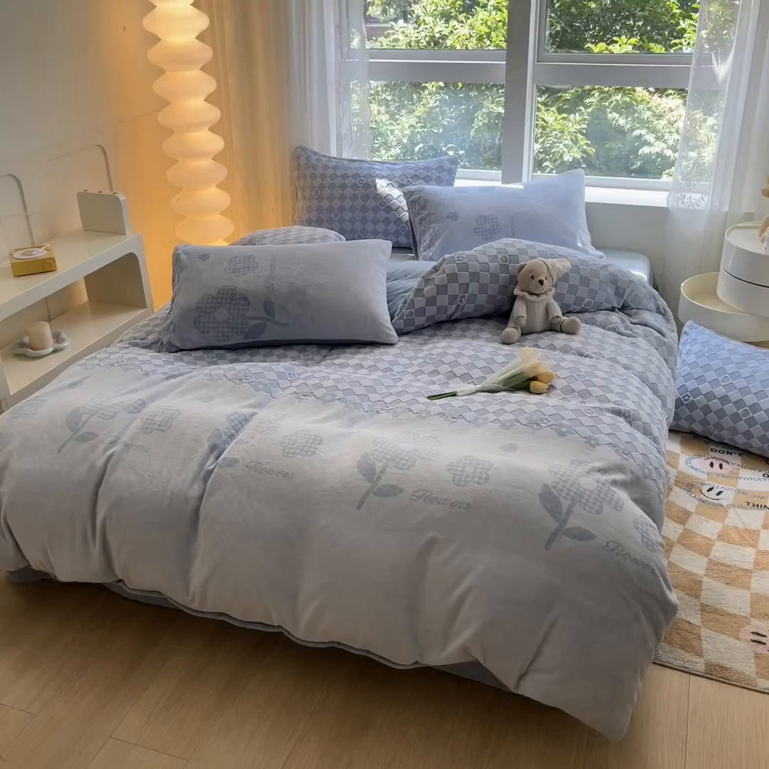 91家纺网 家纺一手货源 找家纺 雅居纺家纺 2025新款立体雕花牛奶绒四件套-幸运花系列 幸运花-蓝