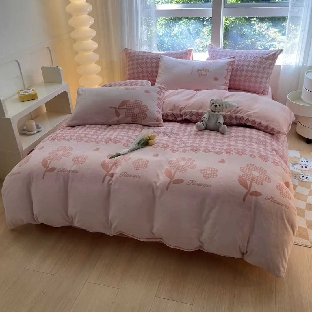 91家纺网 家纺一手货源 找家纺 （总）雅居纺家纺 2025新款立体雕花牛奶绒四件套-幸运花系列