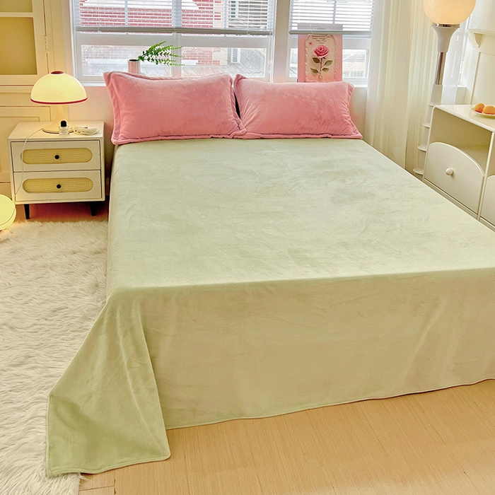 91家纺网 家纺一手货源 找家纺 富馨莱 2025新款牛奶绒纯色双拼被套 双拼蜜桃粉+奶油绿