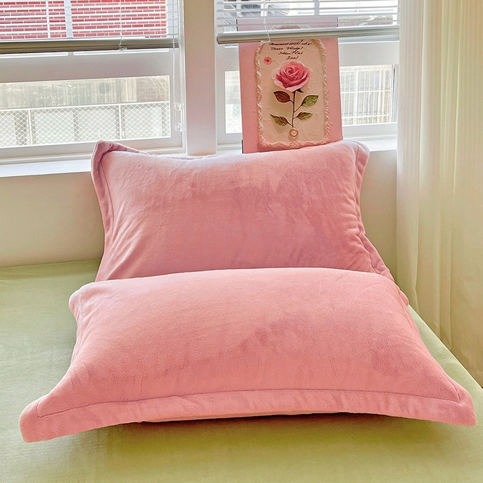 91家纺网 家纺一手货源 找家纺 富馨莱 2025新款牛奶绒纯色双拼被套 双拼蜜桃粉+奶油绿