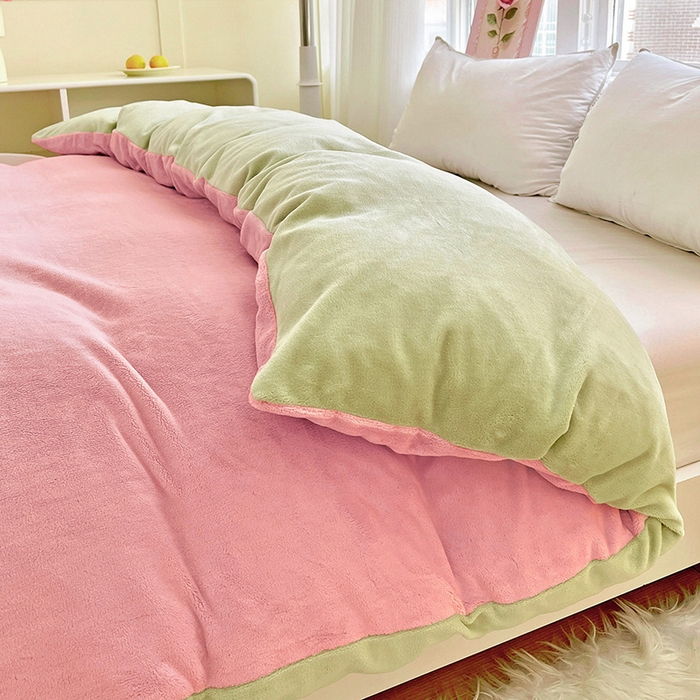 91家纺网 家纺一手货源 找家纺 富馨莱 2025新款牛奶绒纯色双拼被套 双拼蜜桃粉+奶油绿
