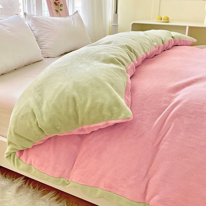 91家纺网 家纺一手货源 找家纺 富馨莱 2025新款牛奶绒纯色双拼被套 双拼蜜桃粉+奶油绿