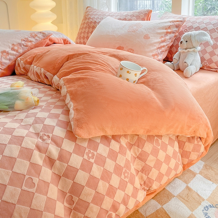 91家纺网 家纺一手货源 找家纺 雅居纺家纺 2025新款立体雕花牛奶绒四件套-幸运花系列 幸运花-桔